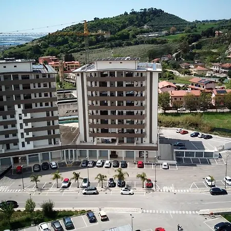 Hotel Eboli 4* אבולי