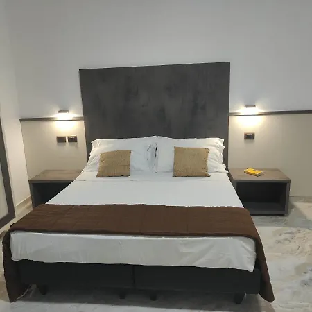 Hotel Eboli מלון 4*